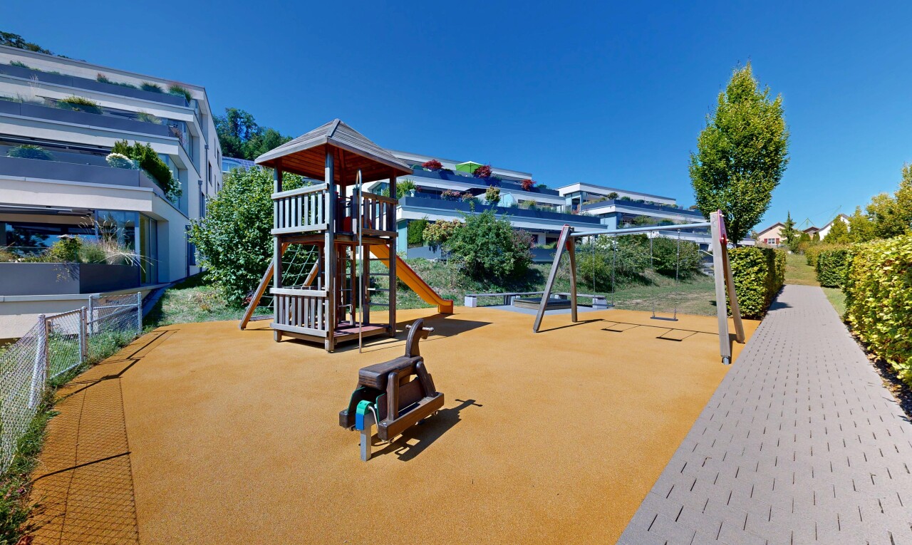 terrasse mit spielplatz und day time