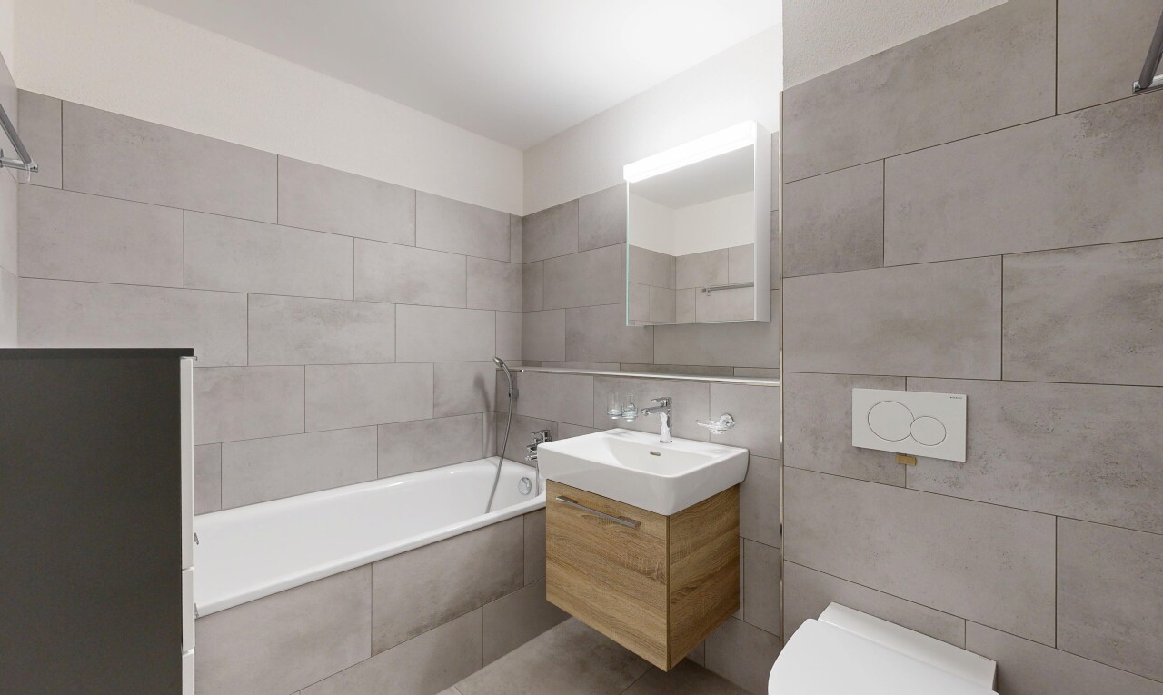 bad mit fliesenwand, tile wall, schminktisch, bad, und spiegel