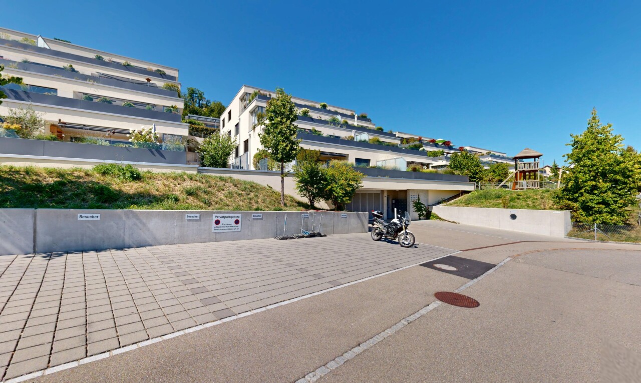 außenansicht mit parkplatz und day time