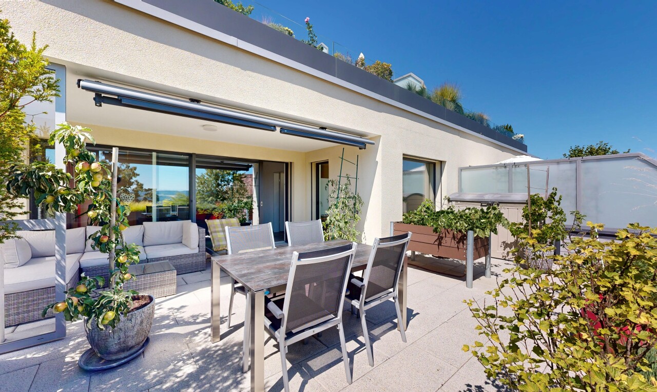 terrasse mit essbereich im freien, wohnraum im freien, terrasse, day time, und property visible