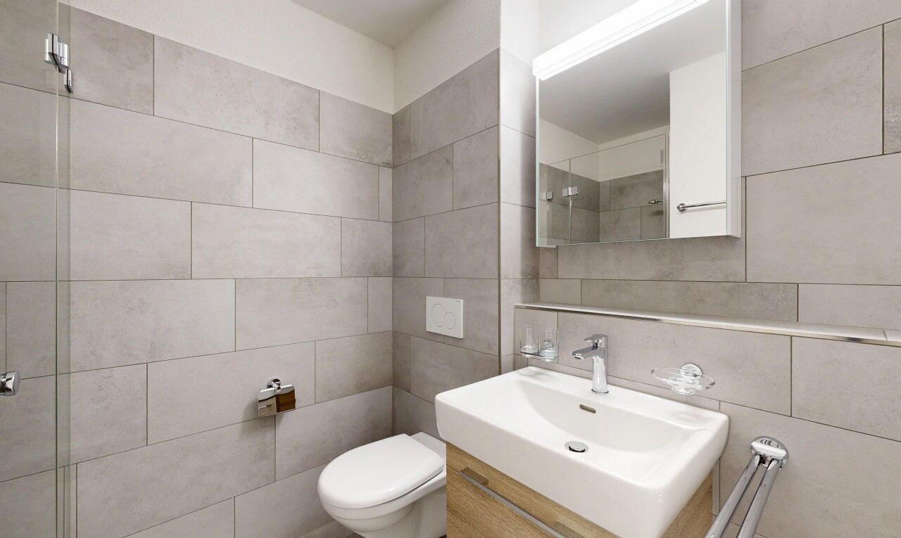 bad mit fliesenwand, tile wall, spiegel, schminktisch, und waschbecken