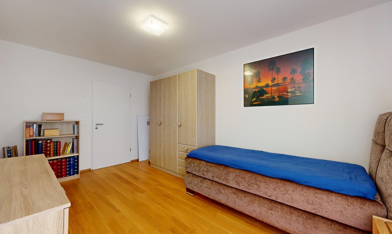 zimmer / schlafzimmer mit wood finish floor, holzfußboden, drywall, gipskartonwand, und inside property
