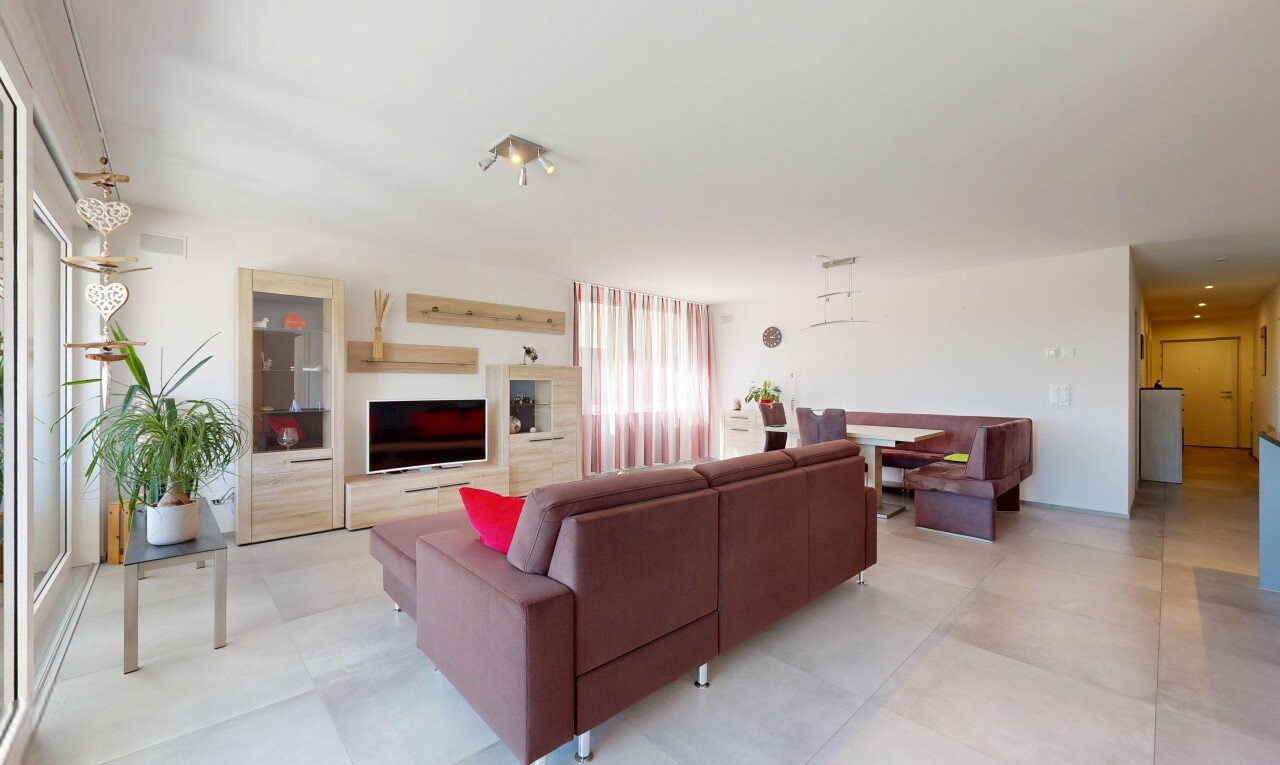wohnzimmer mit drywall, gipskartonwand, fernseher, eingebaute regale, und light floor