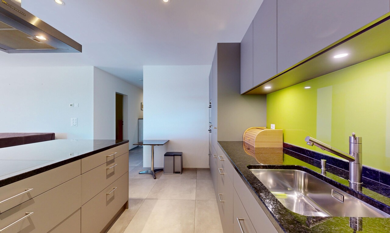 küche mit einbauleuchten, dunstabzugshaube, waschbecken, light floor, und dark countertops