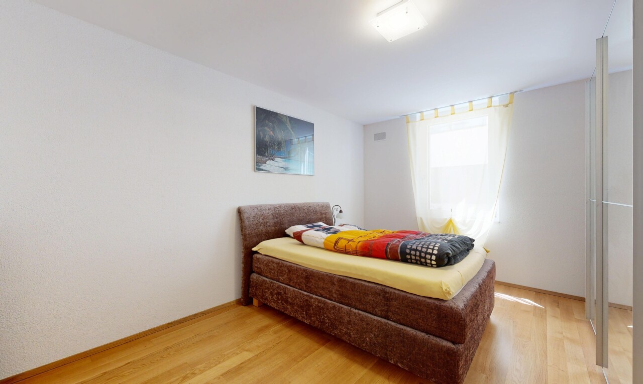 zimmer / schlafzimmer mit natürliches licht, wood finish floor, holzfußboden, drywall, und gipskartonwand