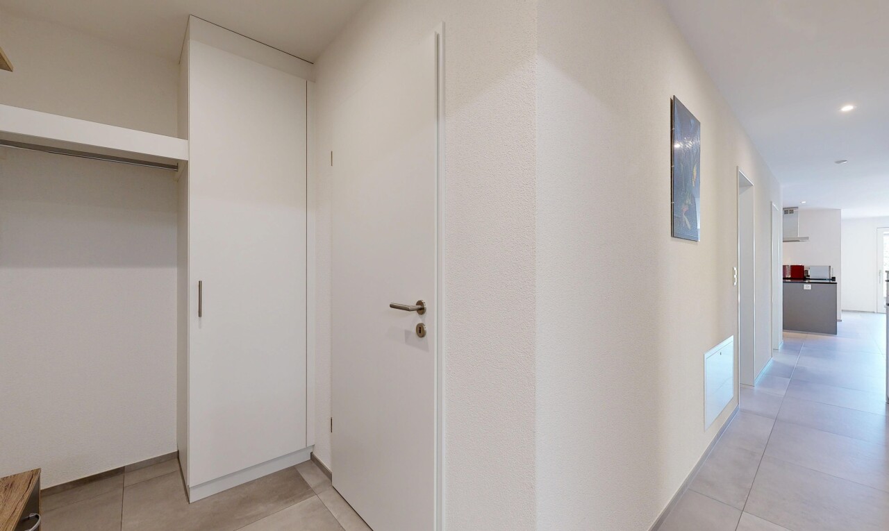 halle / korridor mit inside community, tile floor, fliesenboden, lüftungsgitter, und light floor