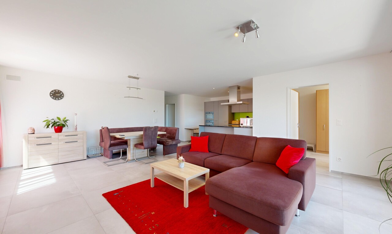 wohn- / esszimmer mit gipskartonwand, drywall, inside property, deckenbeleuchtung, und light floor