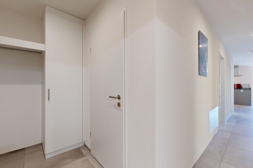 halle / korridor mit inside community, tile floor, fliesenboden, lüftungsgitter, und light floor