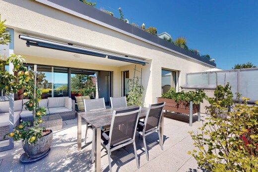 terrasse mit essbereich im freien, wohnraum im freien, terrasse, day time, und property visible