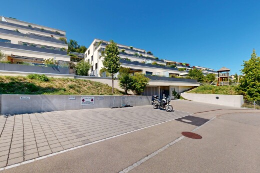 außenansicht mit parkplatz und day time