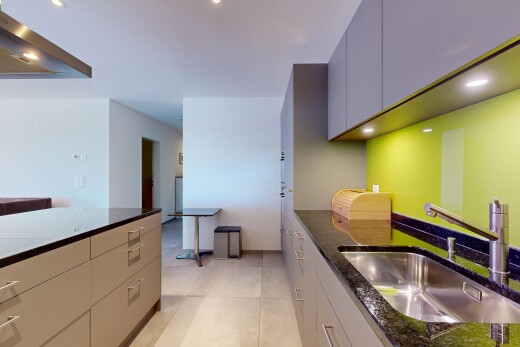 küche mit einbauleuchten, dunstabzugshaube, waschbecken, light floor, und dark countertops
