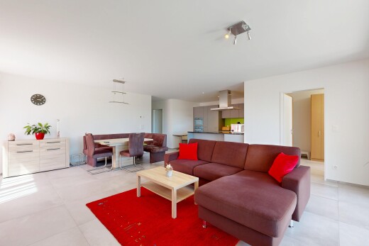 wohn- / esszimmer mit gipskartonwand, drywall, inside property, deckenbeleuchtung, und light floor