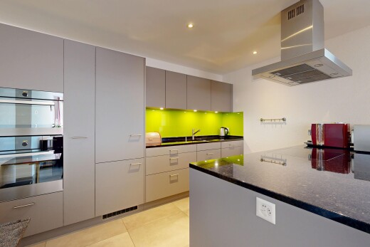 küche mit graue schränke, gray cabinets, dunstabzugshaube, doppel backofen, und schränke mit flachen paneelen
