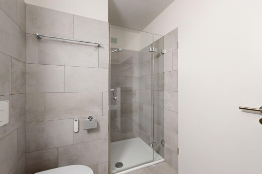 bad mit dusche, komplettes badezimmer, drywall, gipskartonwand, und inside property