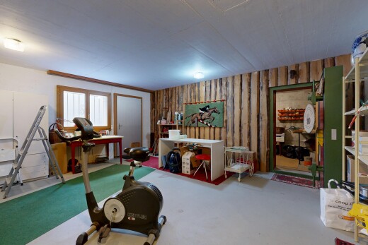 fitnessstudio mit inside property, holzwand, wood wall, betonboden, und concrete floor