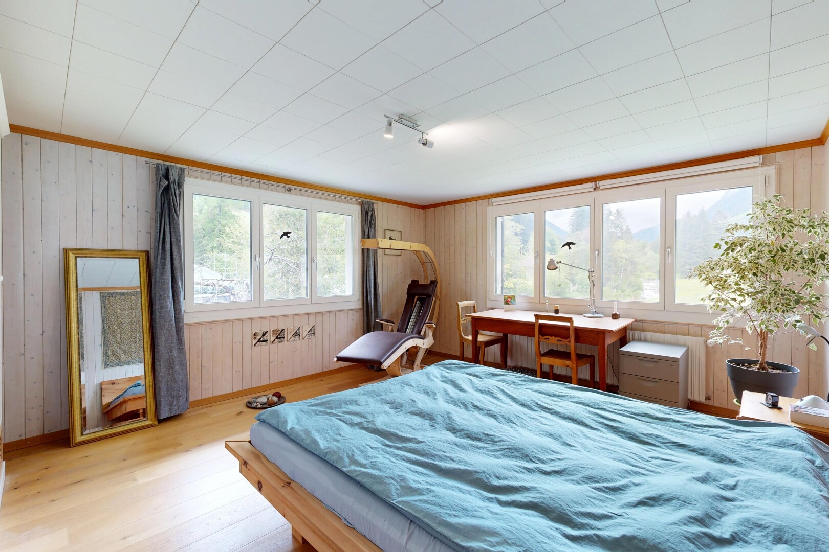 zimmer / schlafzimmer mit holzfußboden, wood finish floor, inside property, holzwand, und wood wall
