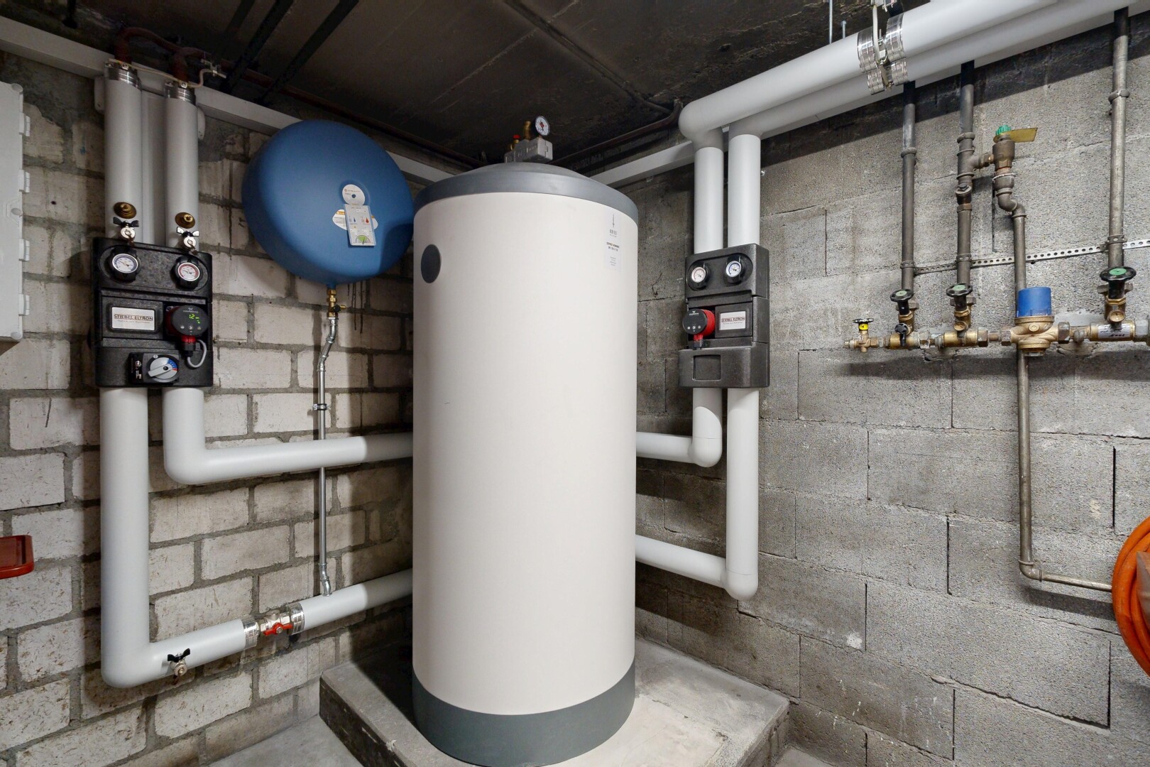 einzelheiten mit plumbing, wasserkocher, wall / siding, und appliance