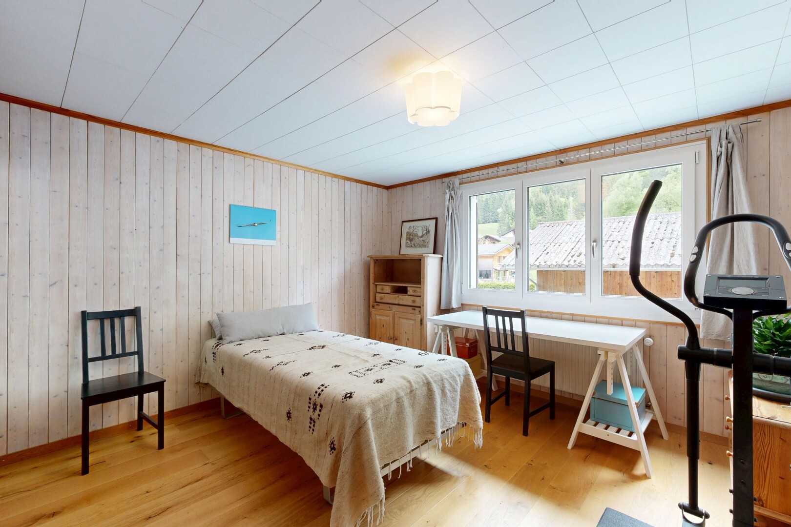 zimmer / schlafzimmer mit holzwand, wood wall, holzfußboden, wood finish floor, und inside property