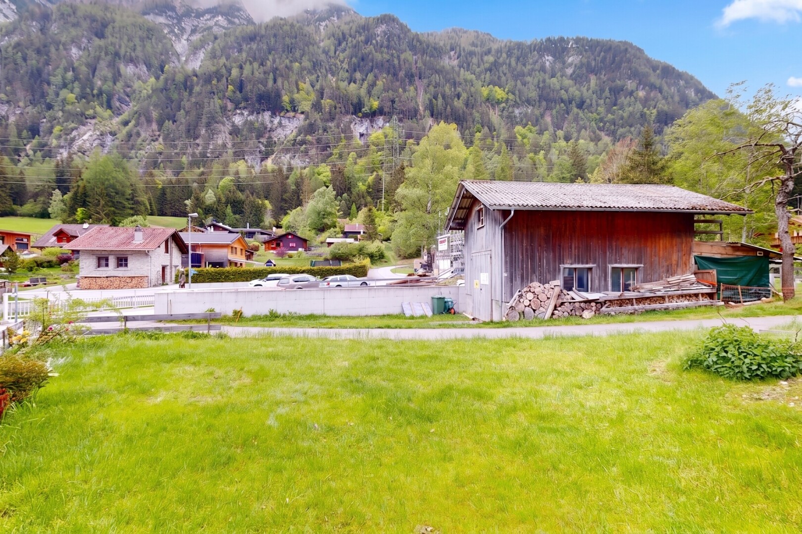 außenansicht mit vertikale verkleidung, mountain view, blick auf die berge, zaun, und day time