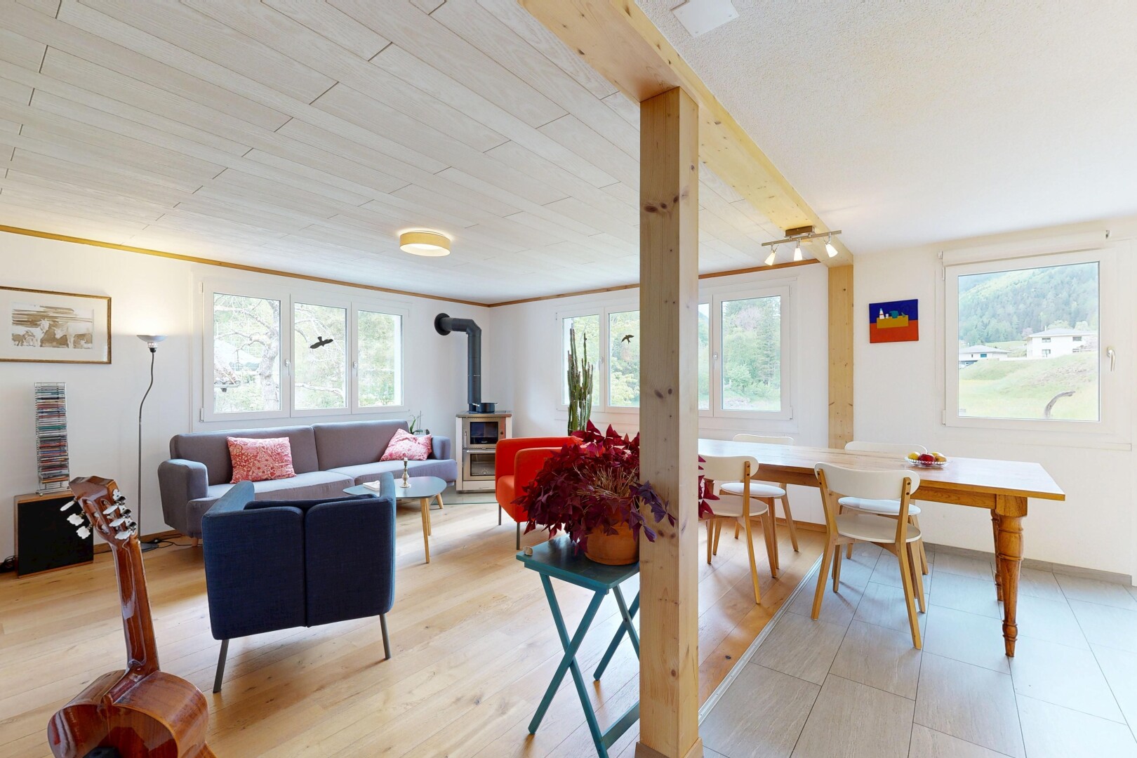 wohn- / esszimmer mit holzofen, gipskartonwand, drywall, inside property, und natürliches licht