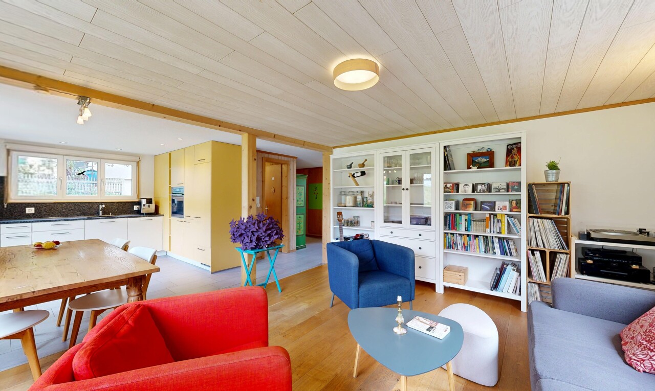 wohn- / esszimmer mit inside property, wood finish floor, holzfußboden, wood ceiling, und holzdecke