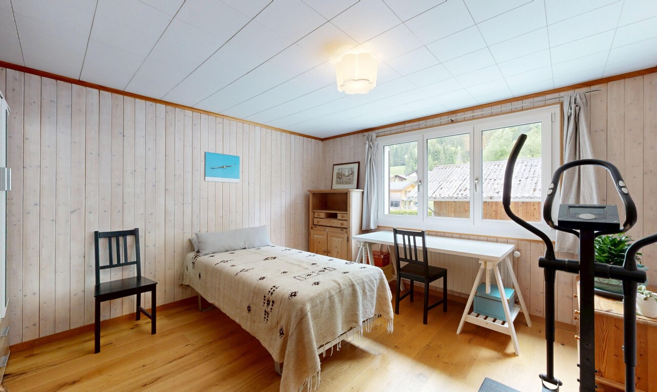 zimmer / schlafzimmer mit holzwand, wood wall, holzfußboden, wood finish floor, und inside property