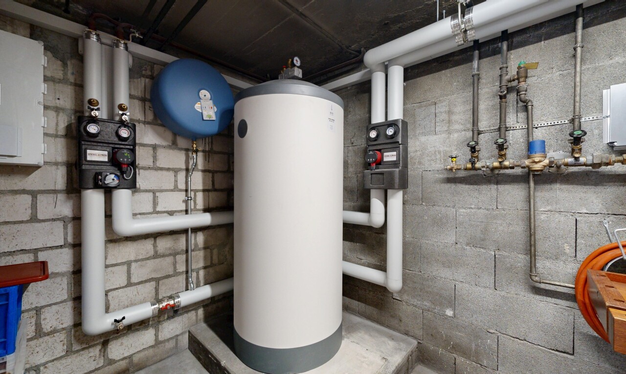 einzelheiten mit plumbing, wasserkocher, wall / siding, und appliance