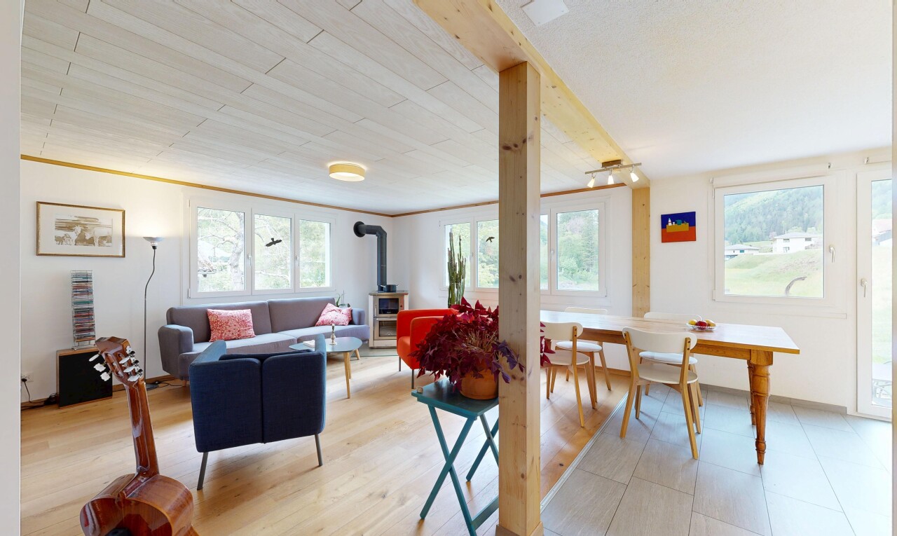 wohn- / esszimmer mit holzofen, gipskartonwand, drywall, inside property, und natürliches licht