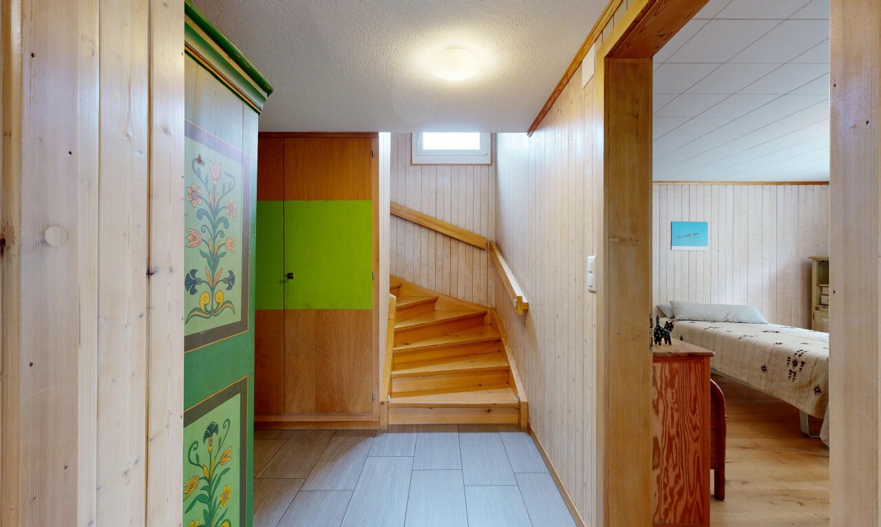 treppe mit keller, inside property, treppen, low ceiling, und niedrige decke
