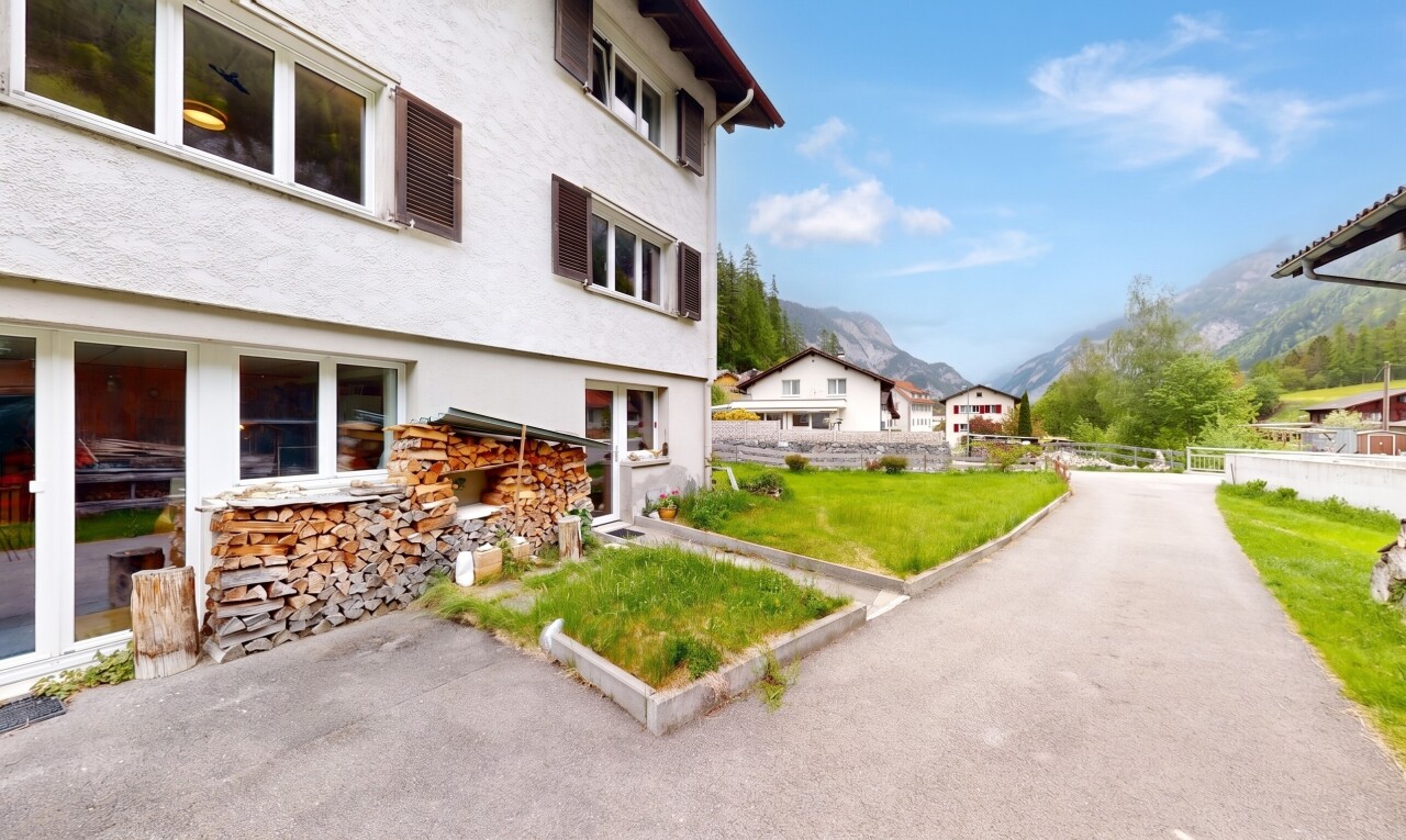 außenansicht mit zaun, stuckverkleidung, mountain view, blick auf die berge, und day time