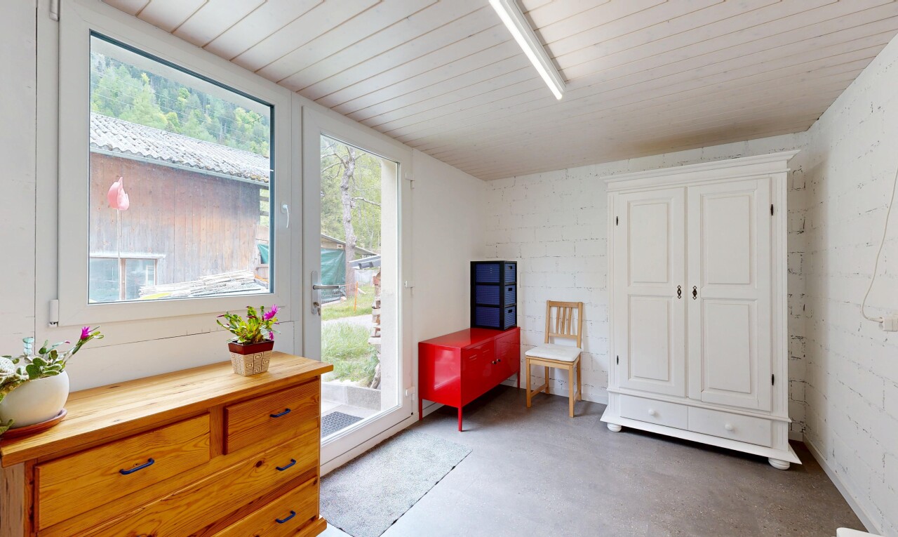 zimmer / schlafzimmer mit betonboden, concrete floor, inside property, außenzugang, und light floor