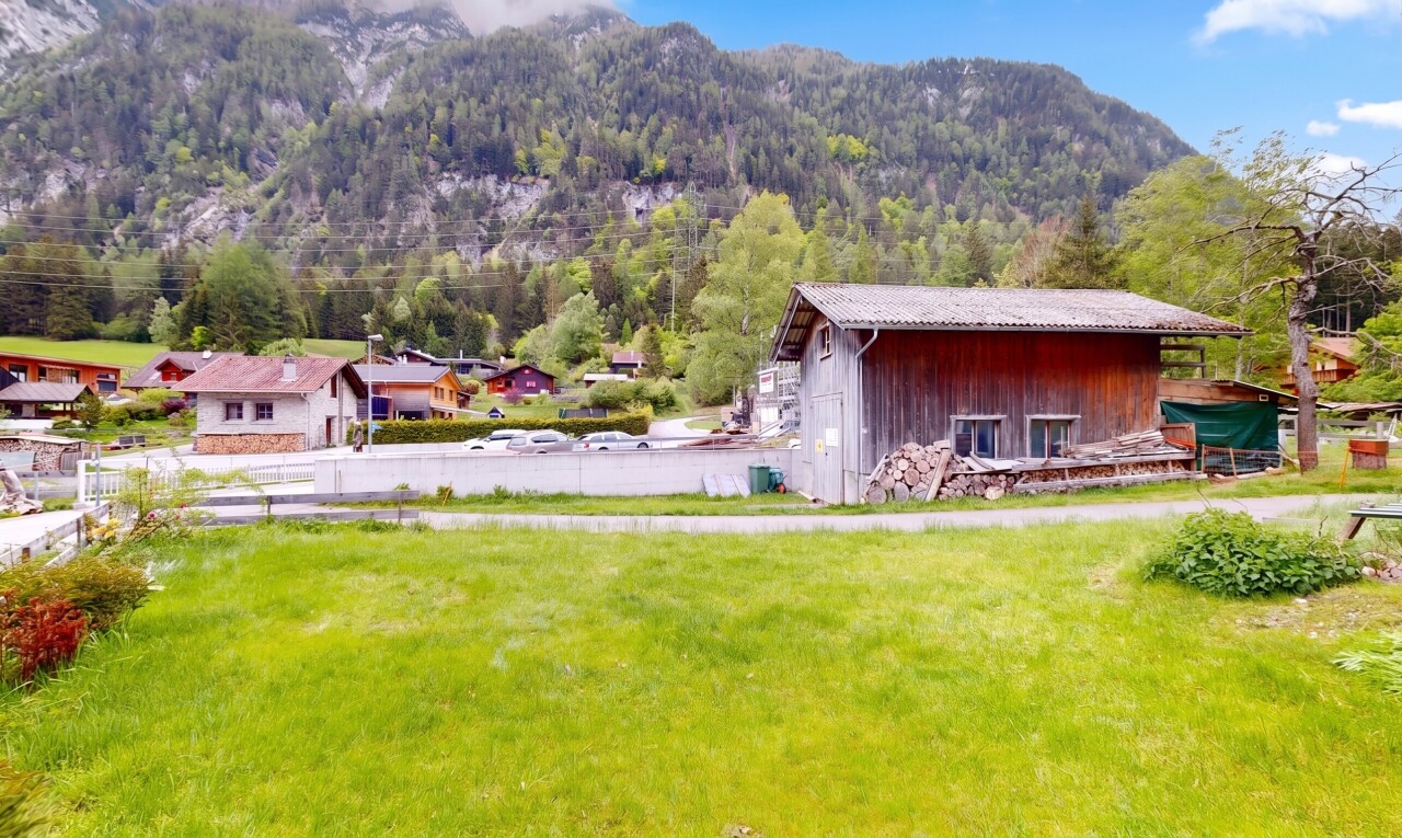außenansicht mit vertikale verkleidung, mountain view, blick auf die berge, zaun, und day time