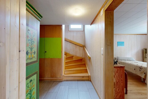 treppe mit keller, inside property, treppen, low ceiling, und niedrige decke