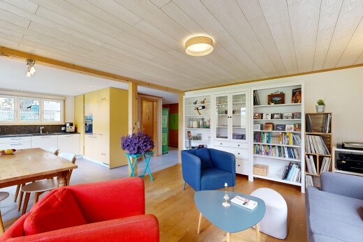 wohn- / esszimmer mit inside property, wood finish floor, holzfußboden, wood ceiling, und holzdecke