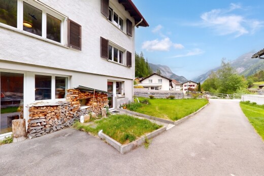 außenansicht mit zaun, stuckverkleidung, mountain view, blick auf die berge, und day time