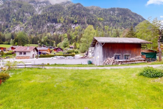 außenansicht mit vertikale verkleidung, mountain view, blick auf die berge, zaun, und day time