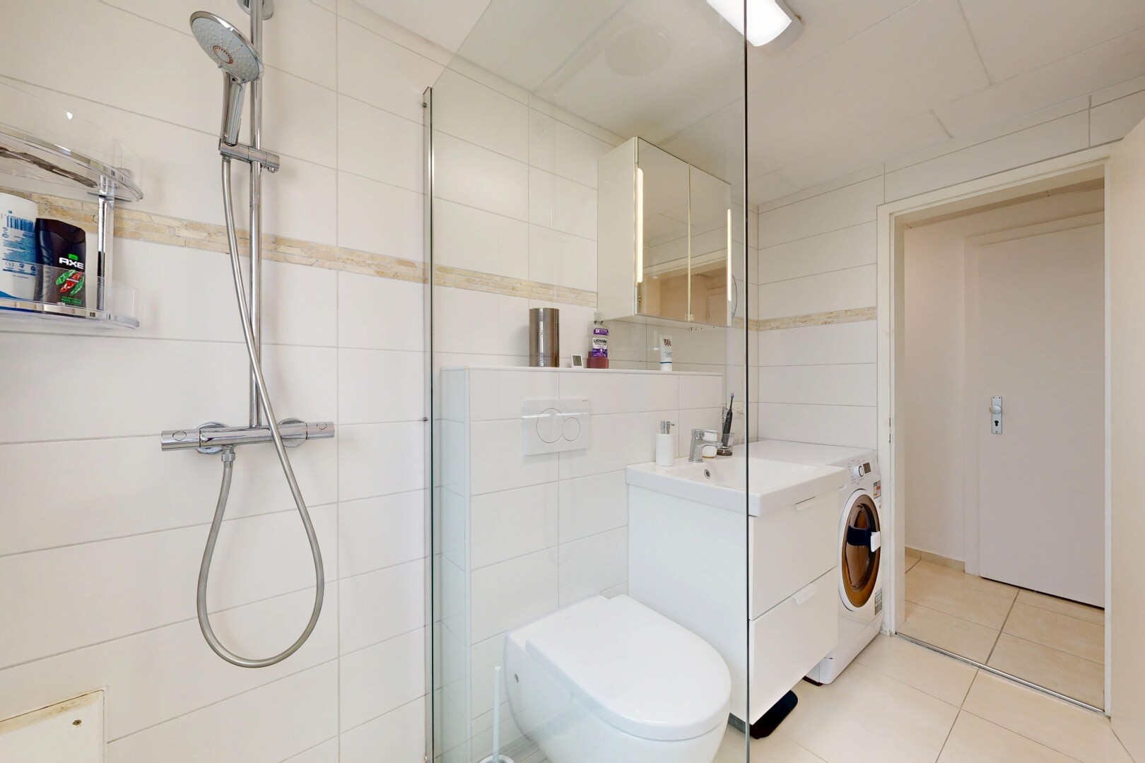 bad mit schminktisch, spiegel, komplettes badezimmer, inside property, und dusche