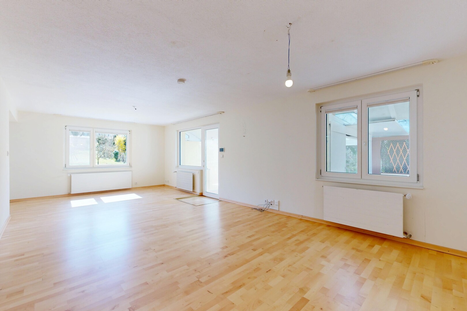 leerer raum mit kühler, gipskartonwand, drywall, natürliches licht, und natural light