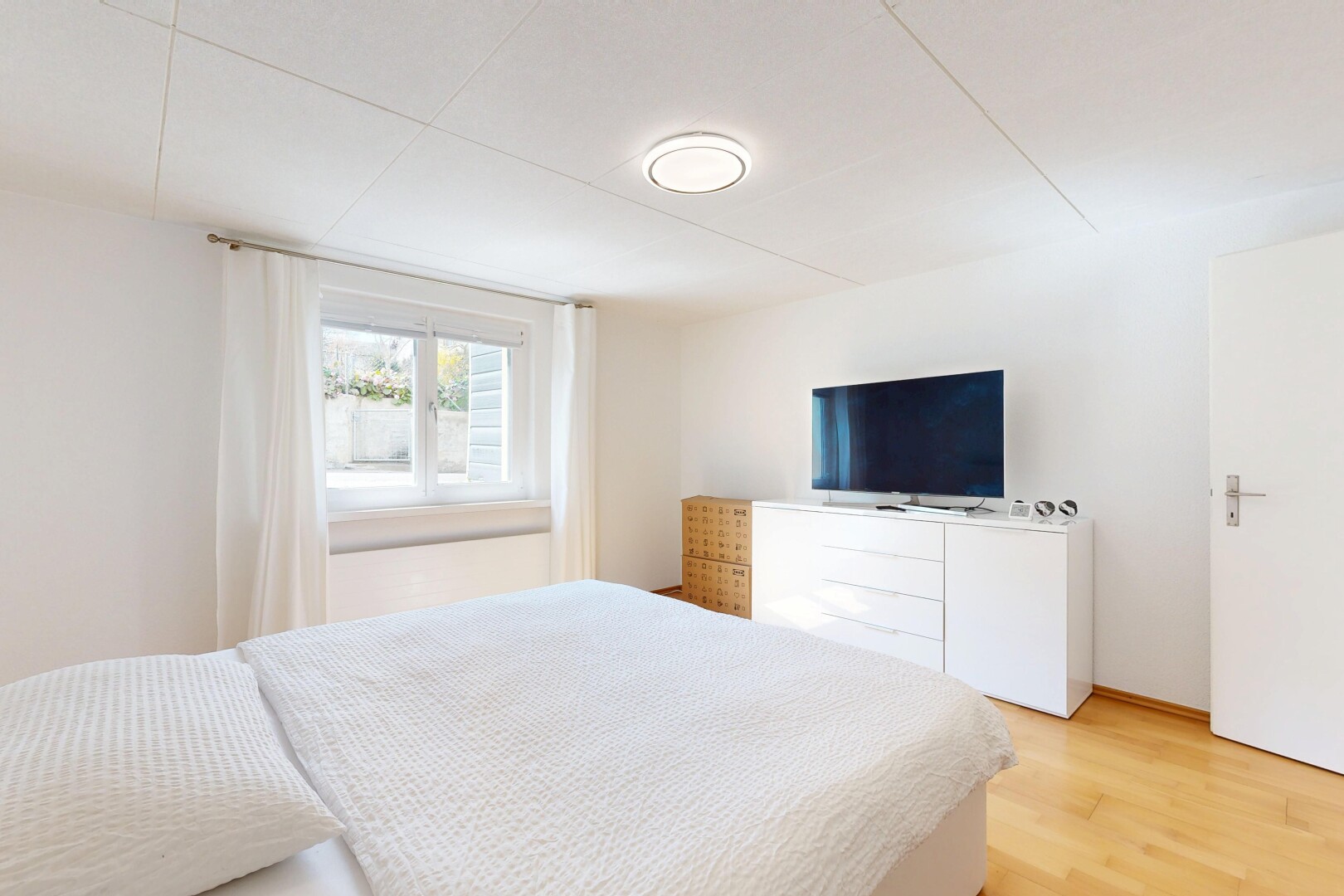 zimmer / schlafzimmer mit fernseher, natürliches licht, natural light, inside property, und gipskartonwand
