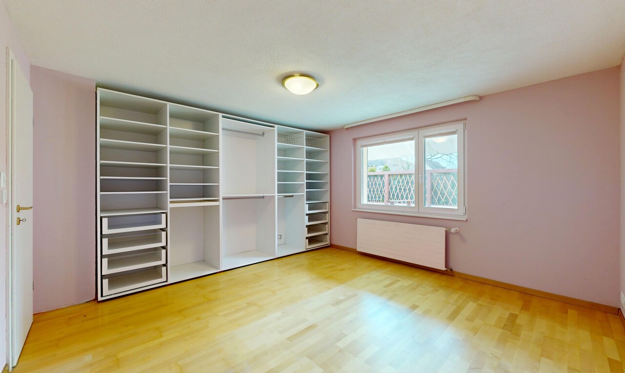 leerer raum mit kühler, gipskartonwand, drywall, light floor, und inside property