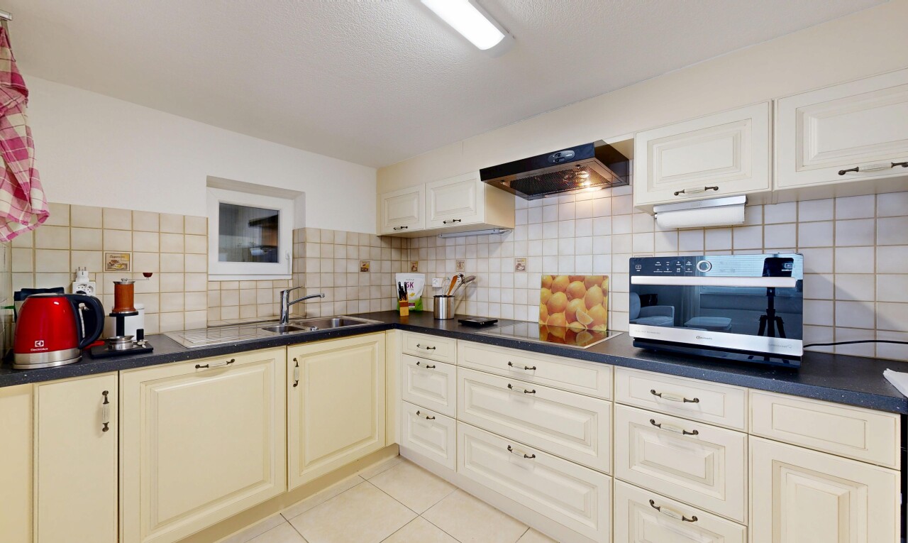 küche mit hochgezogene schränke, raised cabinets, mikrowelle, dunstabzugshaube, und inside property