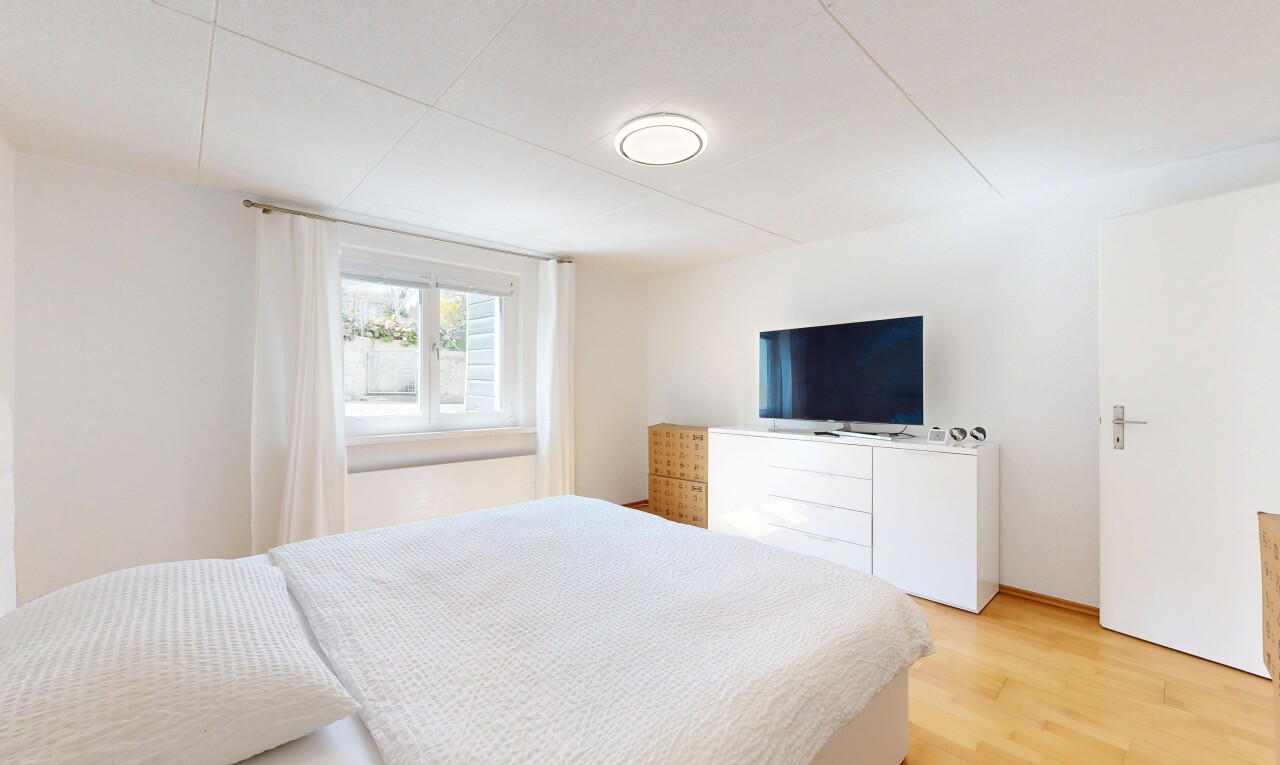 zimmer / schlafzimmer mit fernseher, natürliches licht, natural light, inside property, und gipskartonwand
