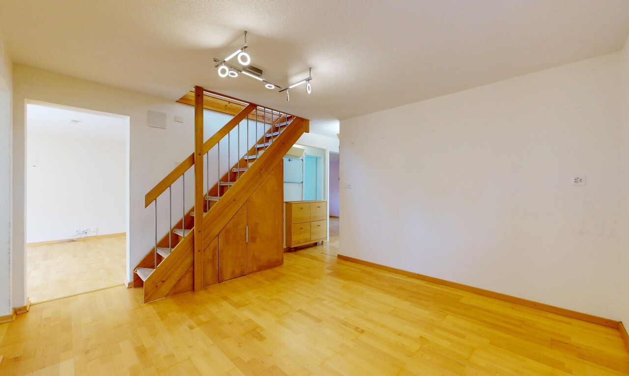leerer raum mit gipskartonwand, drywall, treppen, holzfußboden, und wood finish floor