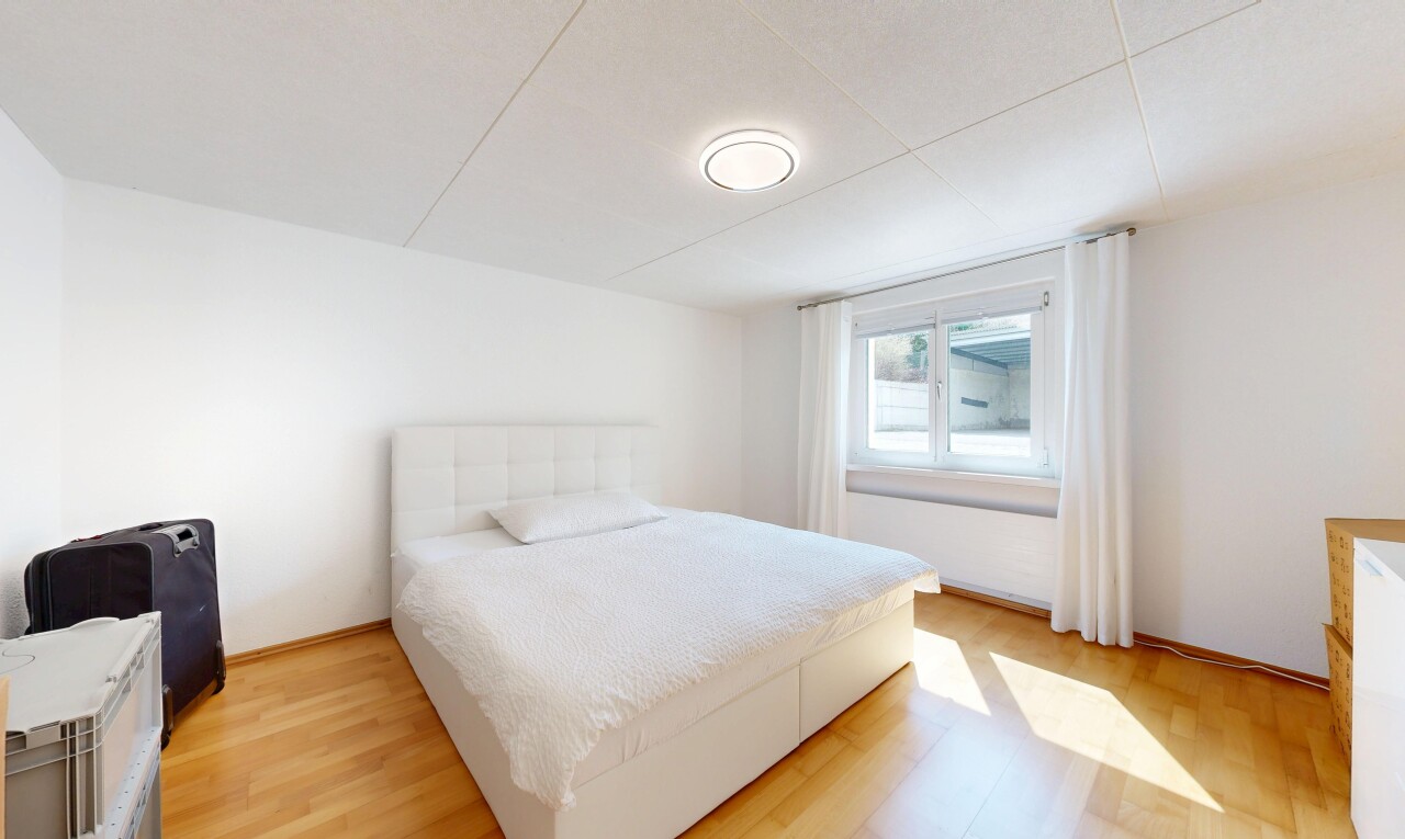 zimmer / schlafzimmer mit inside property, natürliches licht, natural light, holzfußboden, und wood finish floor