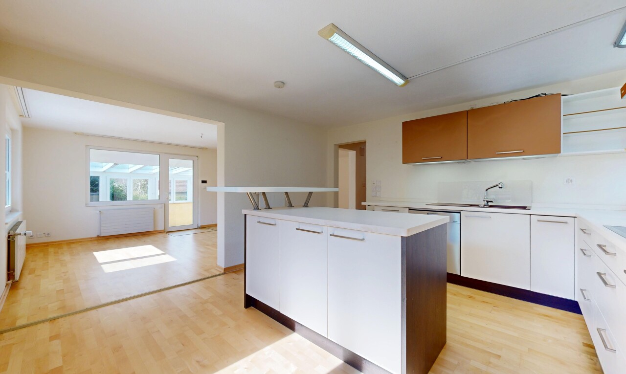küche mit kücheninsel, kitchen island, arbeitsplatten, light countertops, und holzfußboden