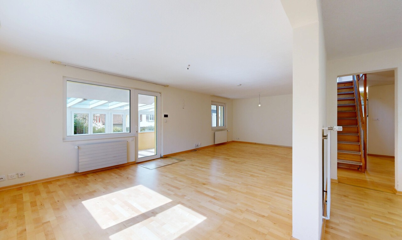 leerer raum mit wood finish floor, holzfußboden, kühler, inside property, und drywall