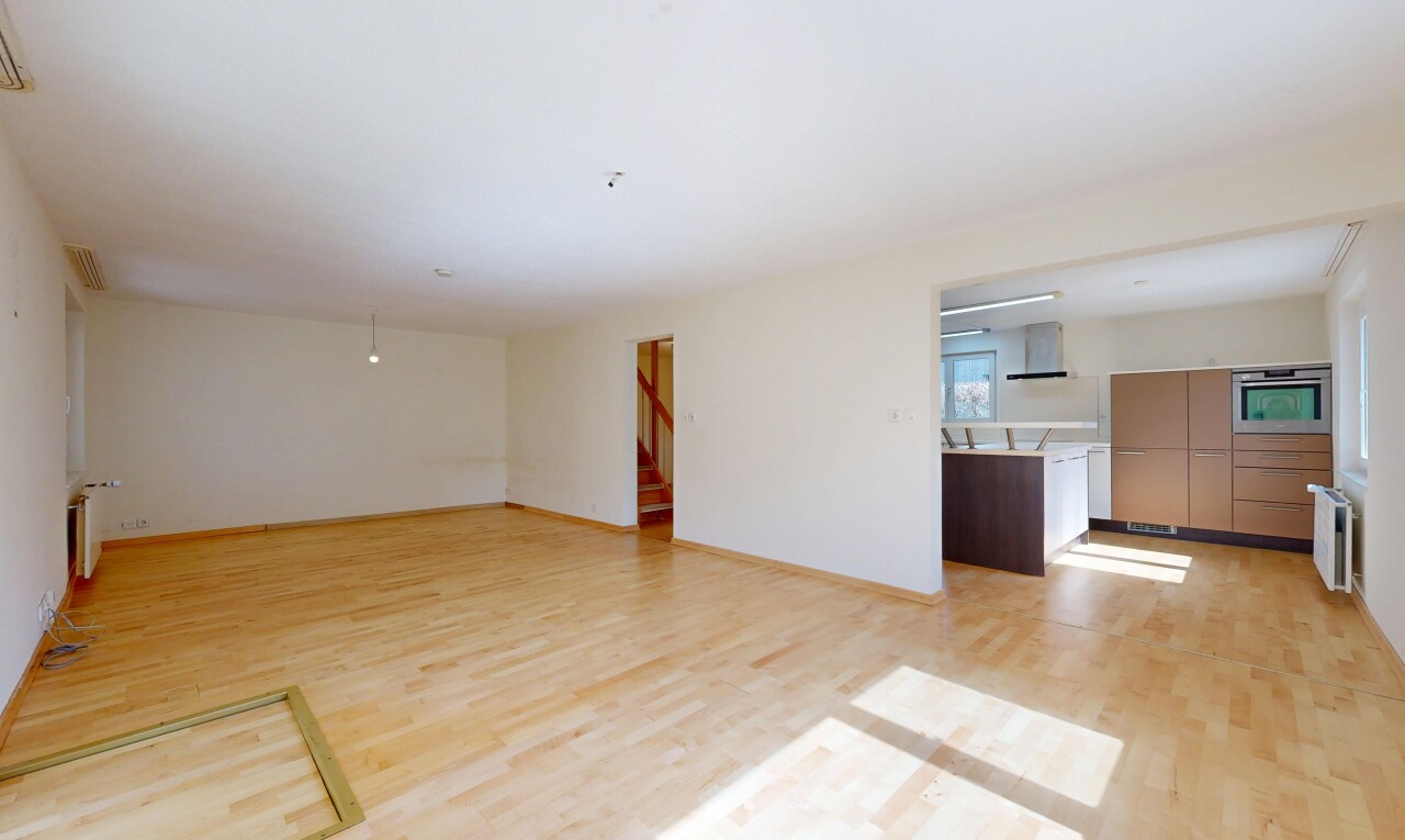 leerer raum mit light floor, holzfußboden, wood finish floor, inside property, und gipskartonwand