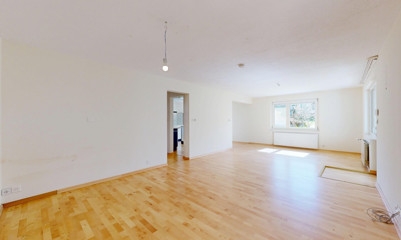 leerer raum mit holzfußboden, wood finish floor, gipskartonwand, drywall, und natürliches licht