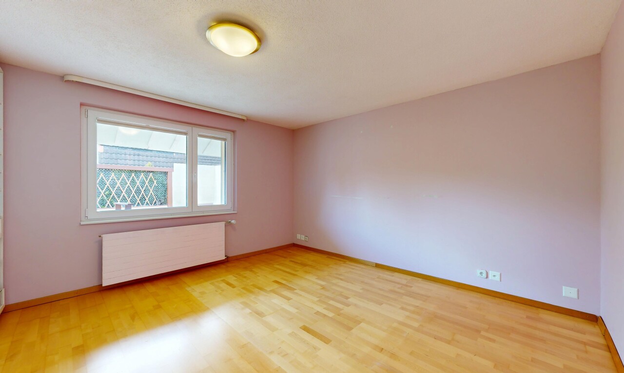 leerer raum mit kühler, gipskartonwand, drywall, natürliches licht, und natural light