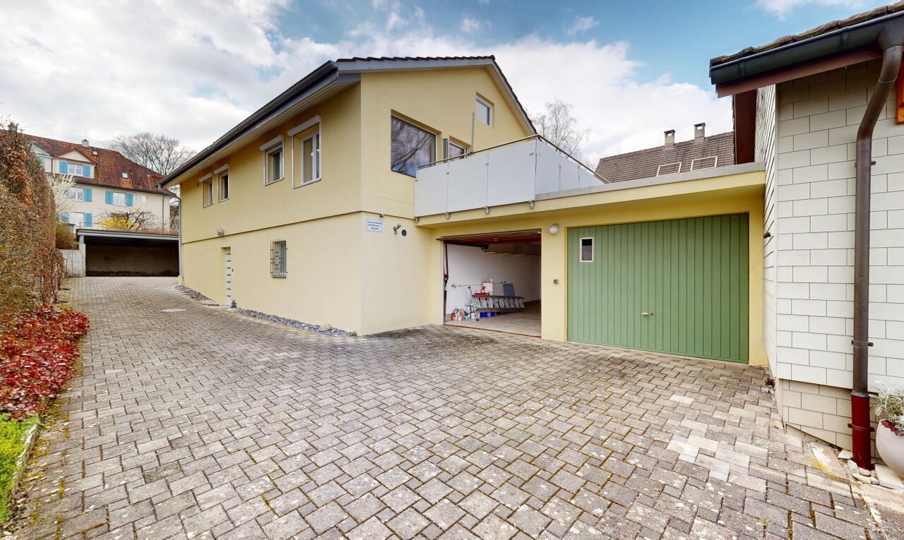 außenansicht mit stuckverkleidung, day time, property visible, balkon, und auffahrt